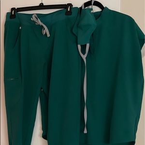 FIGS WOMENS SCRUB SET WITH MATCHING MASK!!